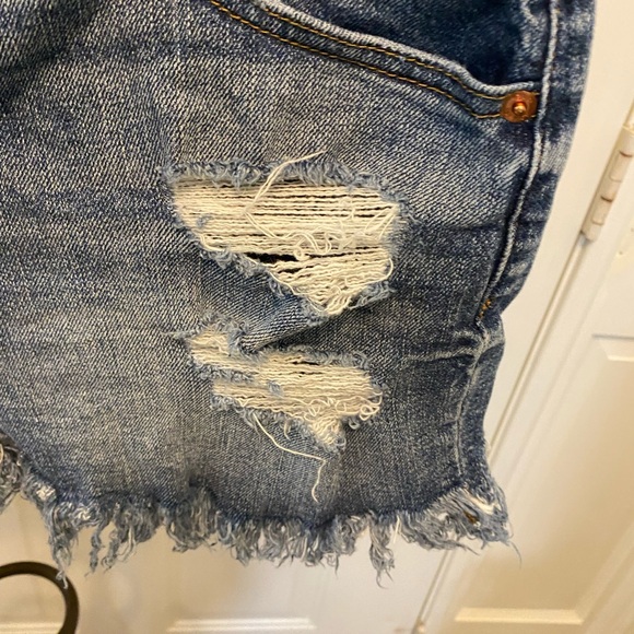 GAP Distressed Cutoff Shorts 32 3” Short - Picture 13 of 16